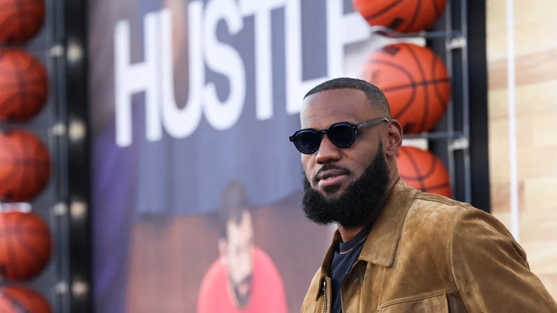Fotografija: LeBron James se je v sredo udeležil premiere filma Hustle v Los Angelesu. FOTO: Mario Anzuoni/Reuters