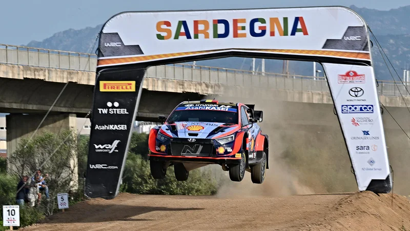 Fotografija: Thierry Neuville s svojim Hyundai i20 Coupejem, v katerem mu družbo dela Martijn Wydaeghe, med prvo sardinsko etapo v znanem letovišču Olbia. FOTO: Andreas Solaro/AFP