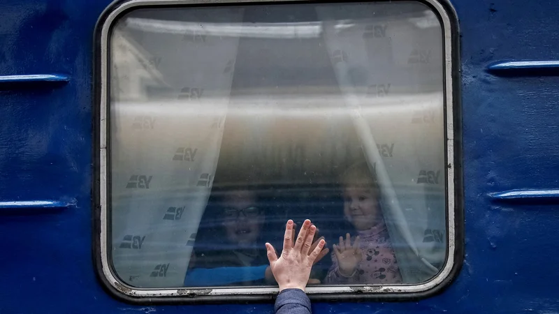 Fotografija: Vsak bebec ve, da lahko vojno konča zgolj popolni poraz enega nasprotnika ali mirovna pogajanja. FOTO: Gleb Garanich/Reuters