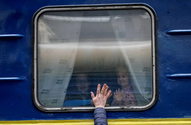 Vsak bebec ve, da lahko vojno konča zgolj popolni poraz enega nasprotnika ali mirovna pogajanja. FOTO: Gleb Garanich/Reuters
