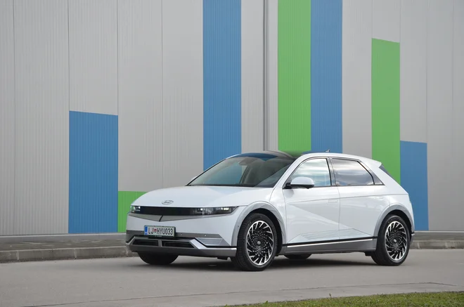 Hyundai ioniq 5 je skupaj s kio EV6 eden bolj naprednih električnih avtomobilov. Fotografiji Gašper Boncelj
