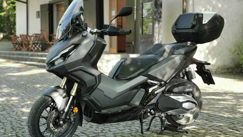Fotografija: Hondin maksi skuter ADV 350A in sodoben videz, ostre poteze so prevzeli od večjega X-ADV750. FOTO: Jan Jolič Lieven