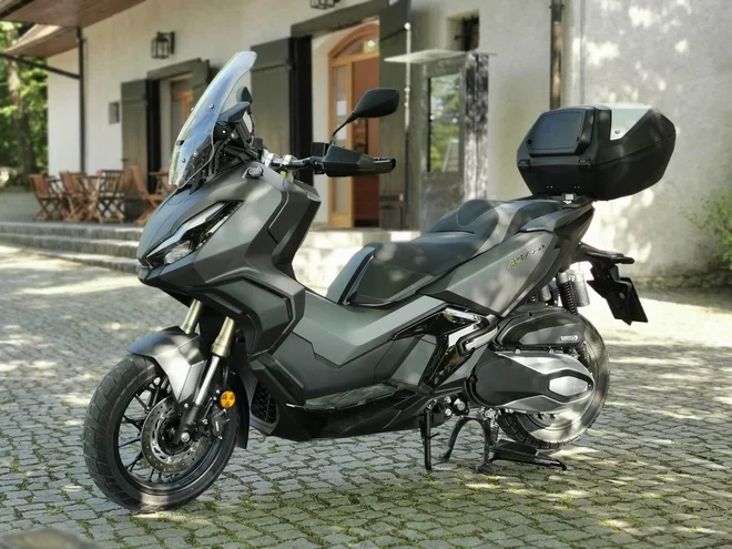 Hondin maksi skuter ADV 350A in sodoben videz, ostre poteze so prevzeli od večjega X-ADV750. FOTO: Jan Jolič Lieven