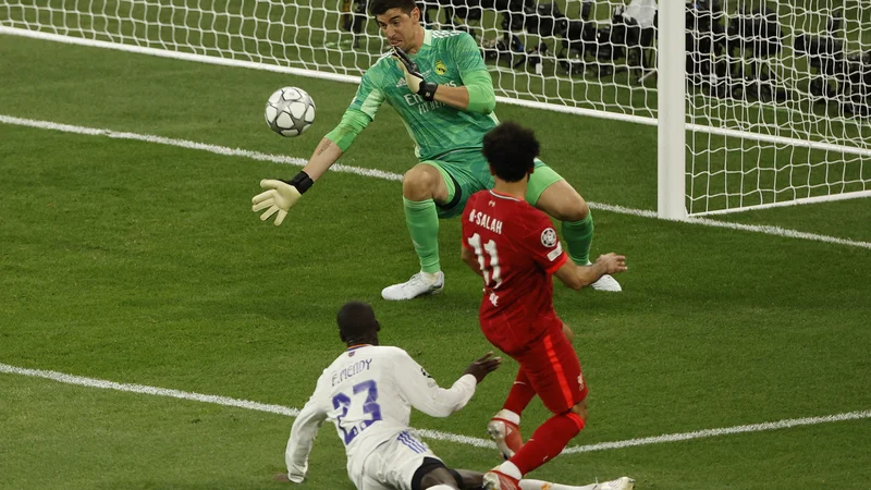 Fotografija: Obramba strela Mohameda Salaha ob koncu drugega polčasa je bila spektakularna, po njej se Liverpoolčani niso več pobrali. FOTO: Gonzalo Fuentes/Reuters