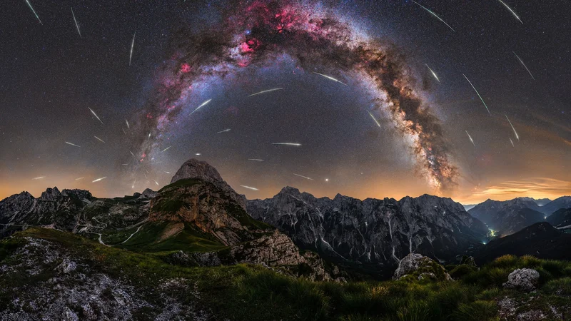 Fotografija: Letošnja astro landscape nagrajenka: Perseid meteor shower on Mangart saddle (Meteorski dež Perzeidov nad Mangrtskim sedlom). FOTO: Uroš Fink
