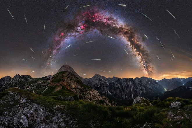 Letošnja astro landscape nagrajenka: Perseid meteor shower on Mangart saddle (Meteorski dež Perzeidov nad Mangrtskim sedlom). FOTO: Uroš Fink