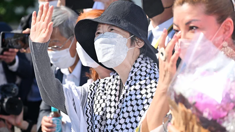 Fusako Šigenobu so iz zapora izpustili 28. maja. Privrženci so jo pričakali s transparentom »Radi imamo Fusako«. FOTO: Kotaro Numata/Reuters