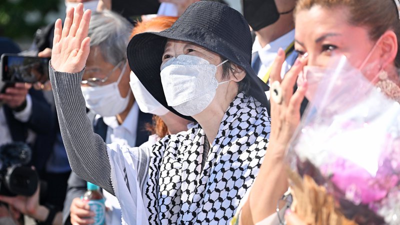 Fotografija: Fusako Šigenobu so iz zapora izpustili 28. maja. Privrženci so jo pričakali s transparentom »Radi imamo Fusako«. FOTO: Kotaro Numata/Reuters
