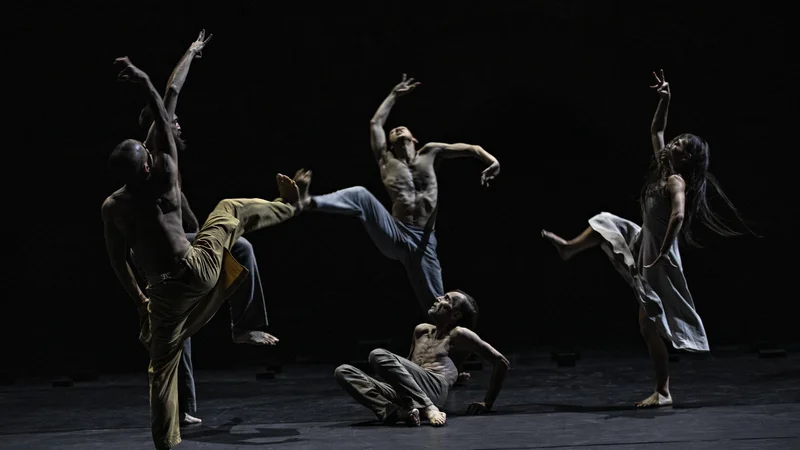 Fotografija: Predstavo Prelisičiti hudiča britanske skupine Akram Khan Company navdihuje Ep o Gilgamešu. FOTO: Promocijsko gradivo