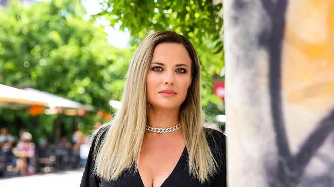 &raquo;Prav rada ga mučim,&laquo; o svojem protagonistu, tožilcu Miu Aurelliju, pravi Irena Svetek. FOTO: Črt Piksi/Delo
