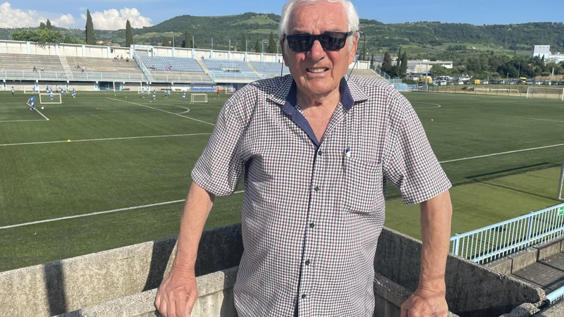 Fotografija: Vinko Gregorič na štadionu Izole, kjer je leta 1992 v pokalu Uefa gostovala slovita Benfica iz Lizbone.
FOTO: R. T.