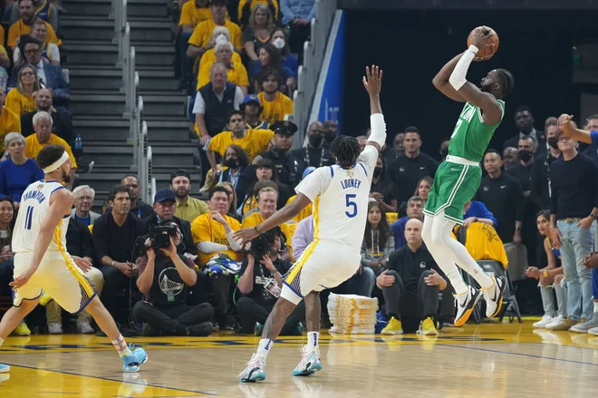Boston je v prvi finalni tekmi lige NBA v San Franciscu prišpeld o prednsoti, Jaylen Brown (pri metu) pa je bil najboljši strelec slovitega moštva iz Massachusettsa. FOTO: Kyle Terada/Usa Today Sports
