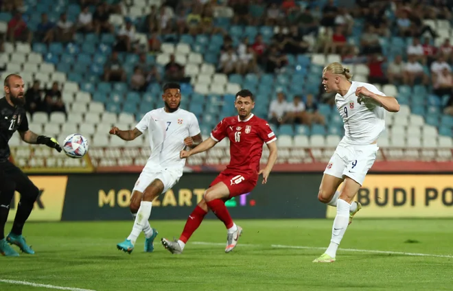 Erling Håland je odločil zmagovalca v Beogradu. FOTO: Marko Djurica/Reuters
