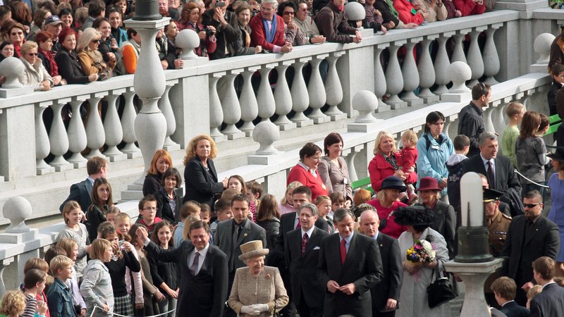Fotografija: Kjerkoli se pojavi, Elizabeta II. pritegne množice. Tako je bilo tudi jeseni 2008 v Ljubljani. FOTO: Roman Šipić
