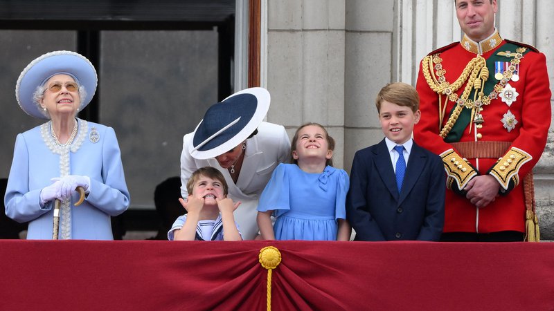 Fotografija: Po prvem dnevu slovesnosti v čast kraljici so si Britanci enotni: ob slavljenki, 96-letni kraljici Elizabeti II. so pozornost brez dvoma »ukradli« njeni pravnuki, še posebno mlajši Williamov štiriletni sin Louis. Foto: Daniel Leal/Afp
