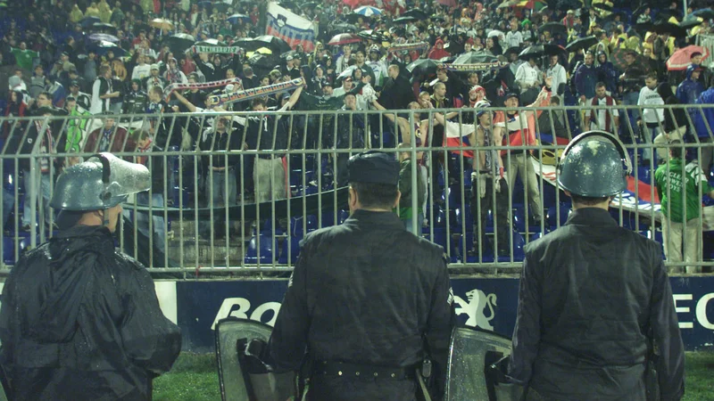 Fotografija: Romanja slovenskih športnih navdušencev v Beograd so bila vselej množična. Eno največjih je bilo septembra 2001, ko sta se Srbija in Slovenija na Partizanovem stadionu razšli brez zmagovalca 1:1. FOTO: Igor Mali