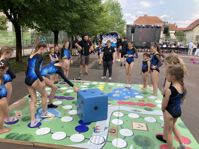 Plesalke gimnastičarke so predstavile igro s kocko. Foto Jaroslav Jankovič