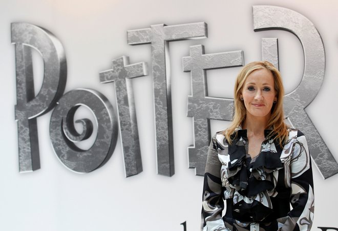Izdaje knjig o čarovniku Potterju avtorice J. K. Rowling dosegajo že izjemno visoke izklicne cene. FOTO: Suzanne Plunkett/Reuters
