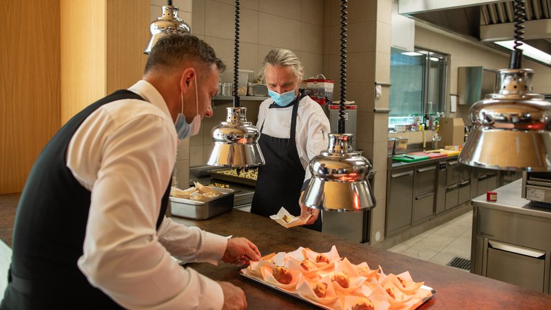 Fotografija: Tudi kuharji in delavci v gostinstvu sodijo med poklice, po katerih je ta čas ogromno povpraševanja. Foto Voranc Vogel
