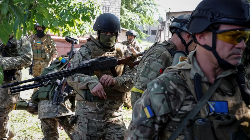 Fotografija: Zadnje branilce Severodonecka, ki se niso pravočasno umaknili, bržkone čaka podobna usoda kot njihove kolege iz Mariupolja. FOTO: Serhii Nuzhnenko/Reuters