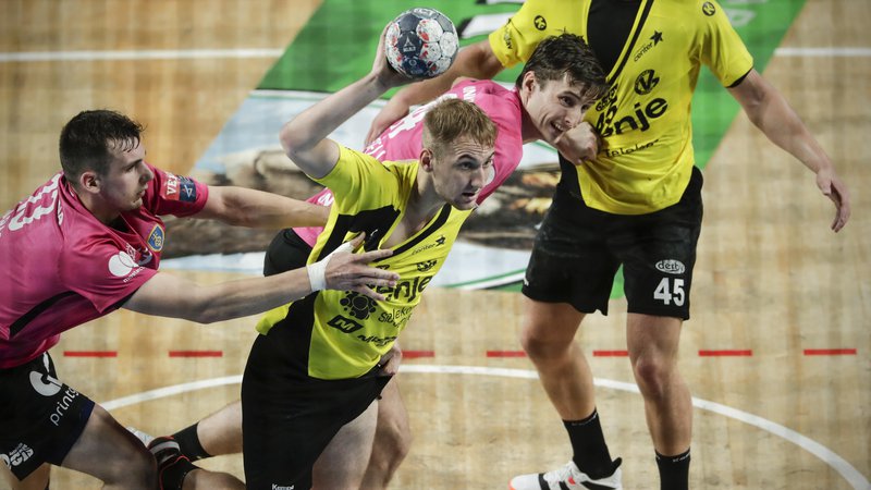 Fotografija: Gorenjev Domen Tajnik (z žogo) je rokometaš sezone v državnem prvenstvu. FOTO: Uroš Hočevar
