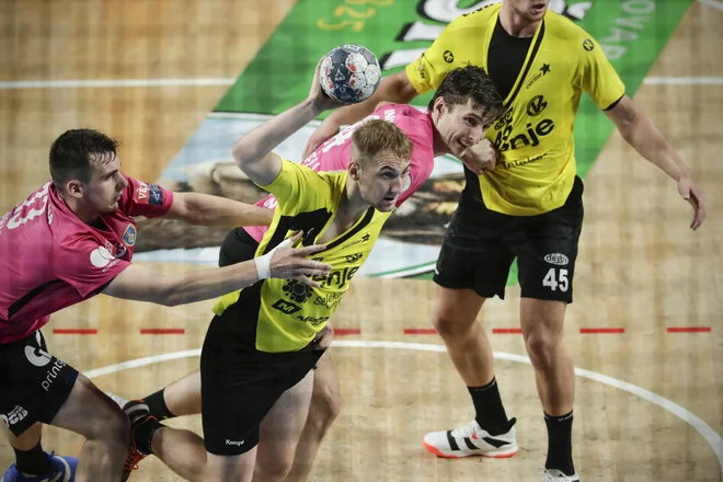 Gorenjev Domen Tajnik (z žogo) je rokometaš sezone v državnem prvenstvu. FOTO: Uroš Hočevar
