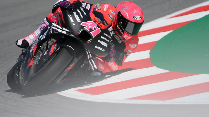 Fotografija: Aleix Espargaro tokrat v Montmelu dirka s čelado kričeče rožnate barve. FOTO: Lluis Gene/AFP