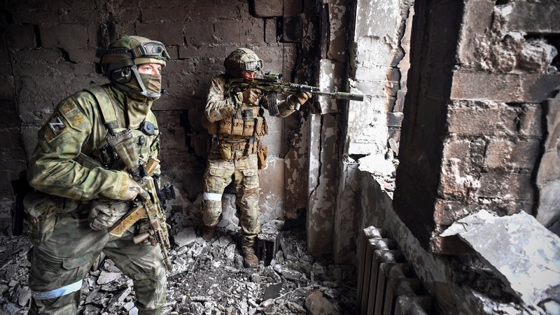 Fotografija: Ruski vojaki v zavzetem Mariupolju. FOTO: Alexander Nemenov/AFP
