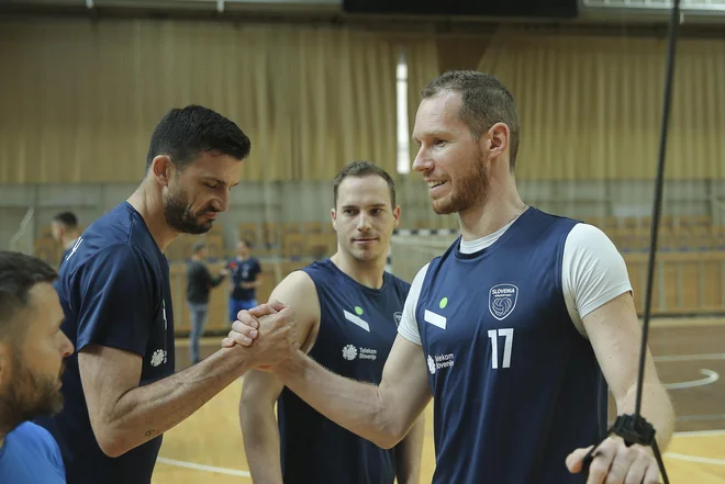 Železni repertoar slovenske odbojke se ne da, Mitja Gasparini in Tine Urnaut še imata čvrst prijem. FOTO: Jože Suhadolnik
