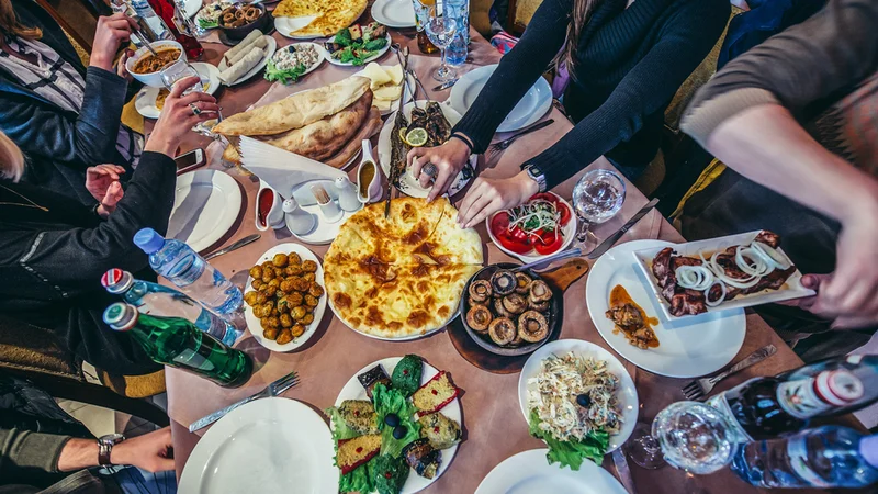 Fotografija: Pa naj kdo reče, da Slovenci ne tečemo pred napovedanim obiskom v trgovino in damo na mizo najboljše, kar imamo! FOTO: Shutterstock