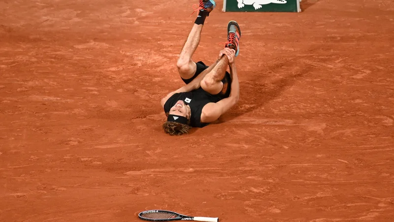 Fotografija: Alexander Zverev je obležal v bolečinah. FOTO: Tomas Stevens/AFP