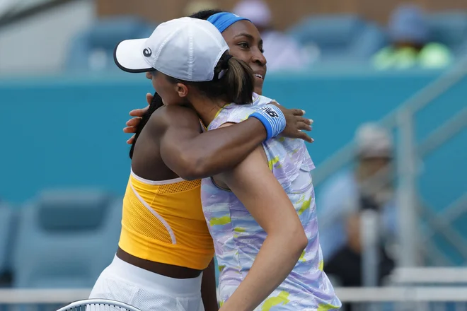 Še konec marca sta se Iga Šwiatek in Coco Gauff (obe na fotografiji) merili na štadionu Hard Rock v Miamiju, v 4. kolu turnirja Miami Open je Poljakinja slavila s&nbsp;6:3 in 6:1.&nbsp;FOTO: Geoff Burke/USA Today Sports
