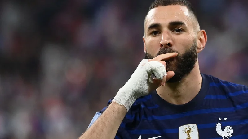 Fotografija: Karim Benzema (na fotografiji) se je v petek zvečer vrnil na štadion Stade de France, a je nekaj dni po finalu lige prvakov in zmagi z Realom tokrat moral priznati poraz z reprezentanco Francije, ki jo je presenetila poražena polfinalistka lanskega evropskega prvenstva, Danska (1:2). FOTO: Franck Fife/AFP
