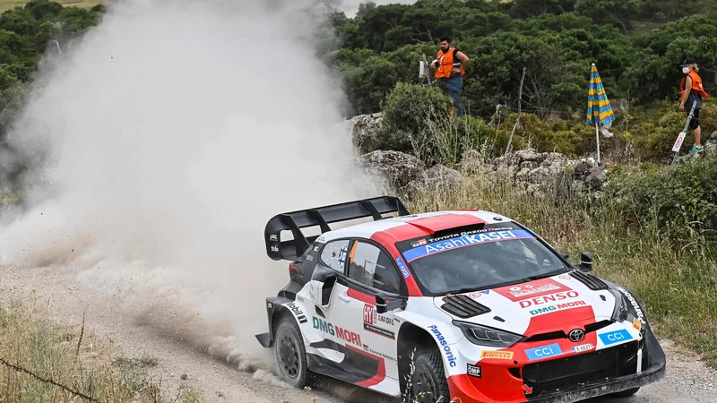 Fotografija: Esapekka Lappi, njegov sovoznik je Janne Ferm, med petkovo posebno etapo (Sedini–Castelsardo). FOTO: Andreas Solaro/AFP