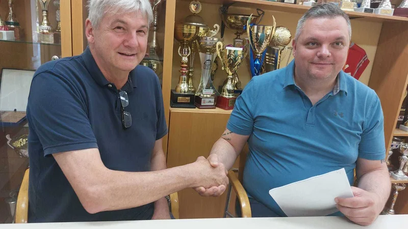 Fotografija: Predsednik Bojan Špiler in Aleš Pipan sta si segla v roki. FOTO: KK Zlatorog Laško