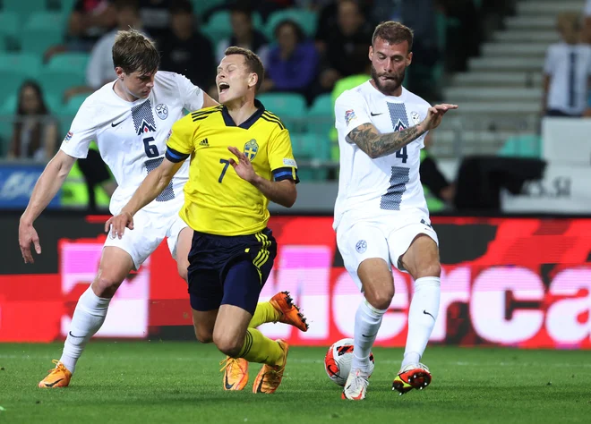 Miha Blažič (desno na tekmi s Švedsko) je trenutno na slovenski reprezentančni dolžnosti. FOTO: Borut Živulović/Reuters