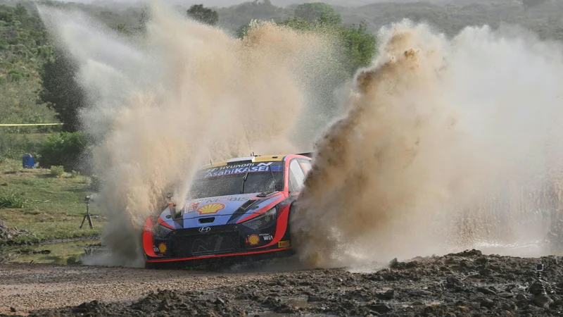 Fotografija: Ott Tänak je prevzel vodstvo na sardinskih otoških cestah. FOTO: Andreas Solaro/AFP
