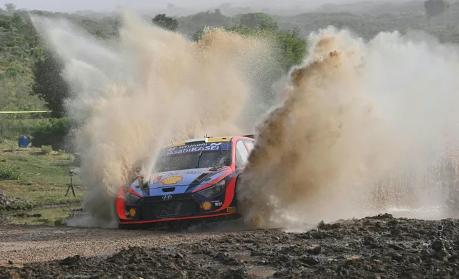 Ott Tänak je prevzel vodstvo na sardinskih otoških cestah. FOTO: Andreas Solaro/AFP
