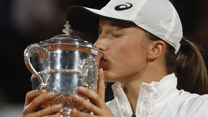 Fotografija: Iga Świątek je s končno zmago v Parizu potrdila, da je nesporna kraljica svetovnega tenisa. FOTO: Yves Herman/Reuters
