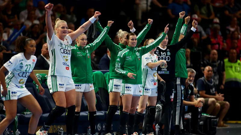 Fotografija: Rokometašice Györa so se razveselile prebitja v finale letošnje lige prvakinj. FOTO: Ferenc Isza/AFP