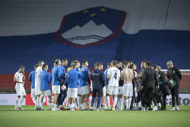 Slovensko nogometno odpravo so v srbski prestolnici, kjer bo jutri izzvala Srbijo, pričakala peklenska vročina.  FOTO: Jure Eržen
