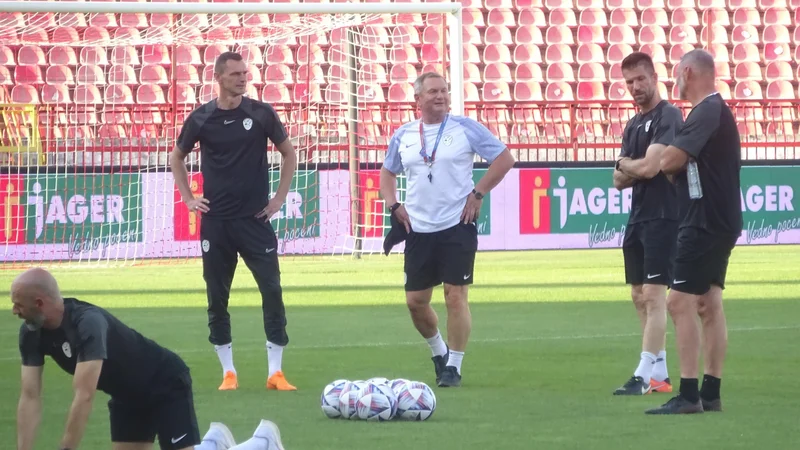 Fotografija: Slovenska nogometna reprezenanca je pod taktirko selektorja Matjaža Keka in njegovih najtesnejših sodelavcev na štadionu Rajka Mitića že opravila trening pred jutrišnjo tekmo s Srbijo. FOTO: Jernej Suhadolnik