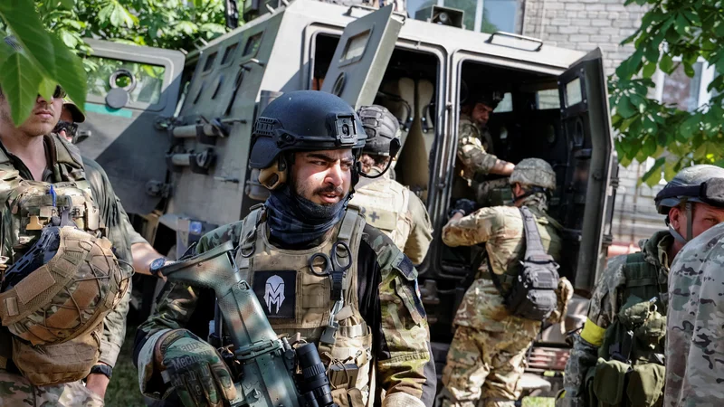 Fotografija: V Severnodonecku se na strani Ukrajine bojujejo tudi tuji borci. FOTO: Serhii Nuzhnenko/Reuters