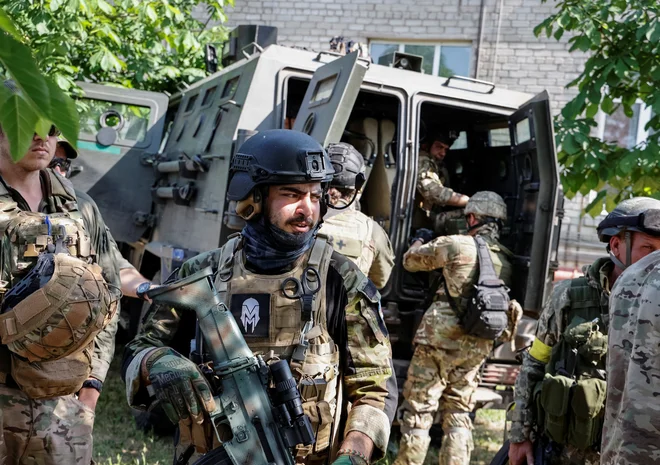 V Severnodonecku se na strani Ukrajine bojujejo tudi tuji borci. FOTO: Serhii Nuzhnenko/Reuters
