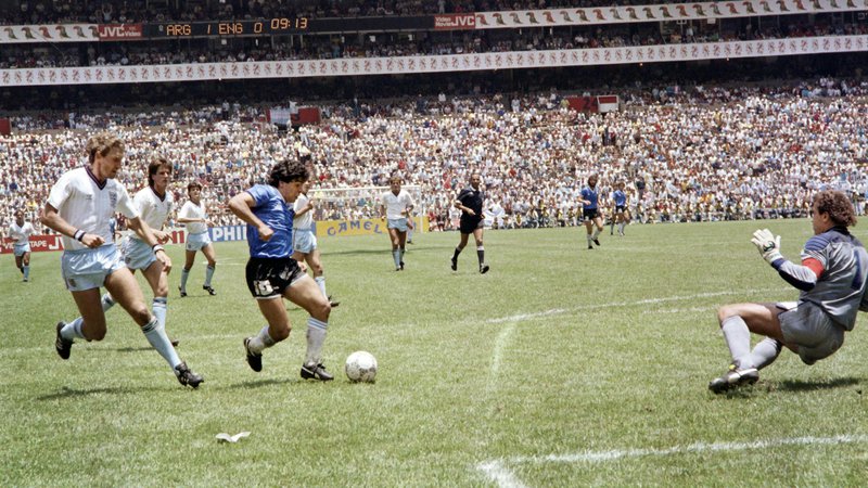 Fotografija: Najprej je z božjo roko načel Angleže, potem pa jih je argentinski čarovnik v majici s št. 10 Diego Armando Maradona dotolkel še z golom stoletja. FOTO: AFP
