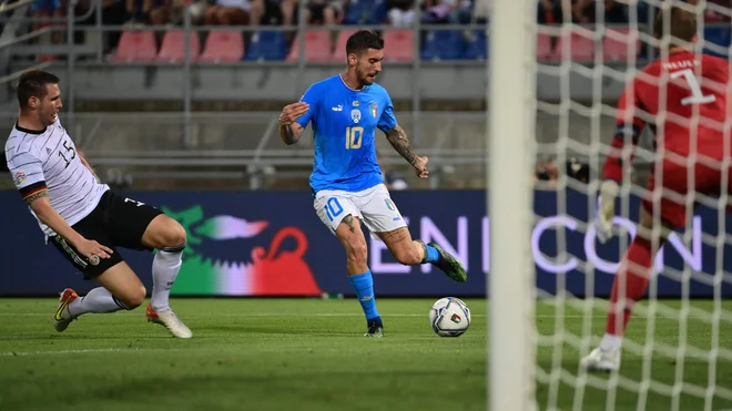 Pomlajeni Italijani so se hitro pobrali po argentinski zaušnici in v ligi narodov doma igrali neodločeno z Nmeci. Lorenzo Pellegrini (desno) je bil domači strelec. FOTO: Miguel Medina/AFP
