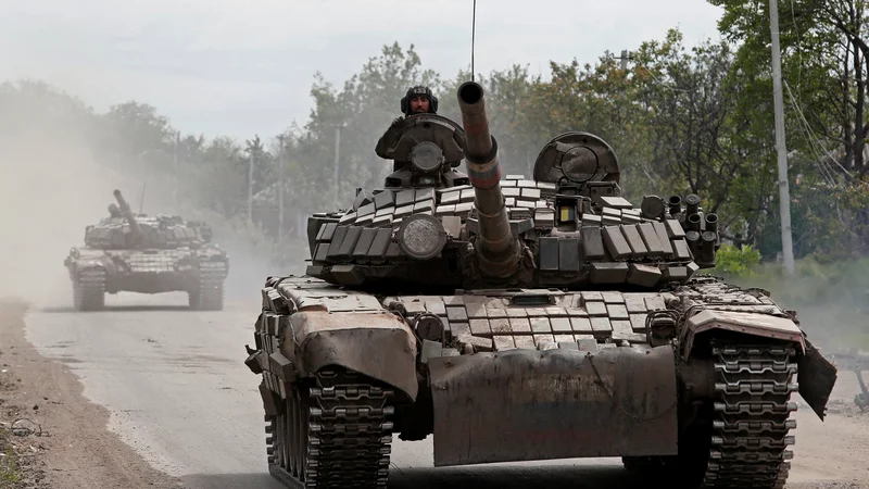 Fotografija: Tanki na ulicah mesta Popasna v luganski regiji. FOTO: Alexander Ermochenko/Reuters