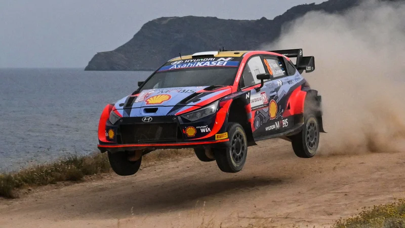 Ott Tänak in sovoznik Martin Järveoja med 19. posebno etapo med Sassarijem in Argentiero. FOTO: Andreas Solaro/AFP