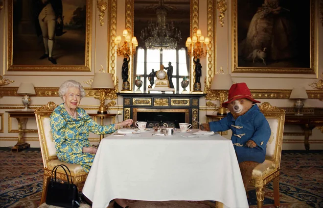 Četudi se kraljica Elizabeta II. sobotnega koncerta ni udeležila, je množice navdušila z videom s čajanke s še eno britansko ikono – medvedkom Paddingtonom. FOTO: AFP
