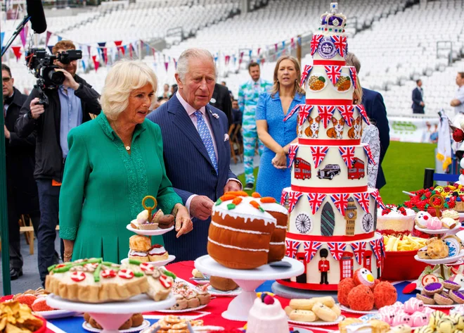 Princ Charles in vojvodinja Cornwalska sta se danes dopoldne mudila na velikem jubilejnem (pouličnem) kosilu v južnem delu Londona. FOTO: Jamie Lorriman/ AFP
